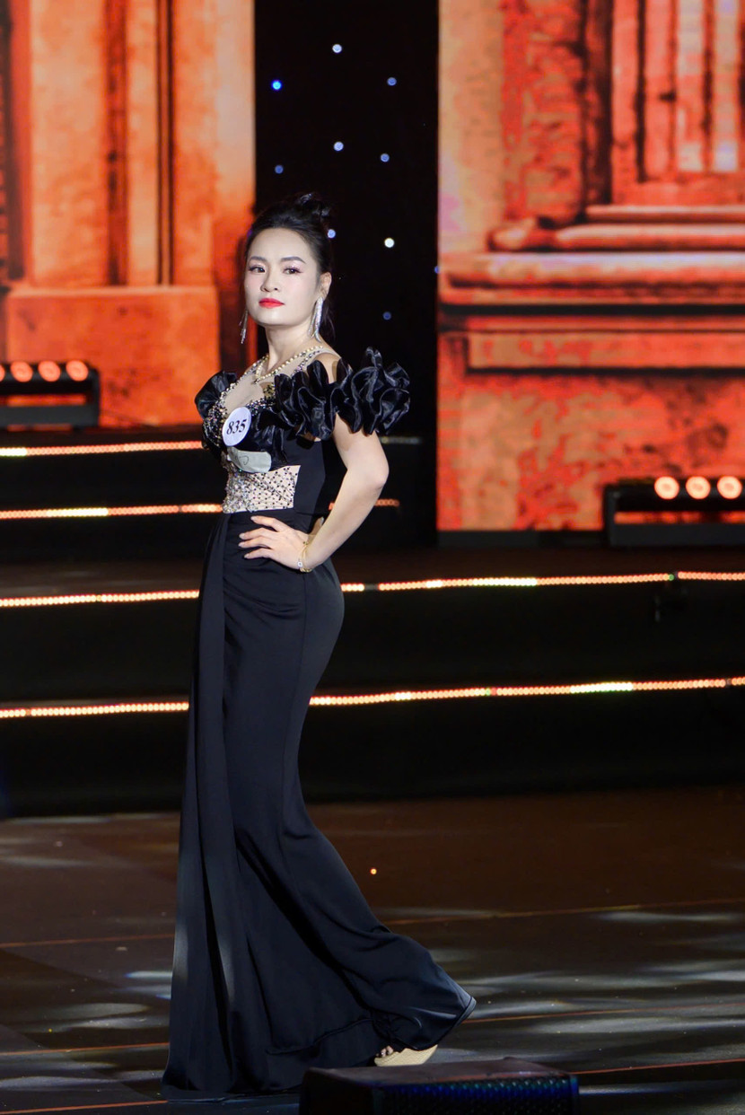 Lê Thị Mai trong phần thi trang phục dạ hội Lê Thị Mai trong phần thi trang phục dạ hội