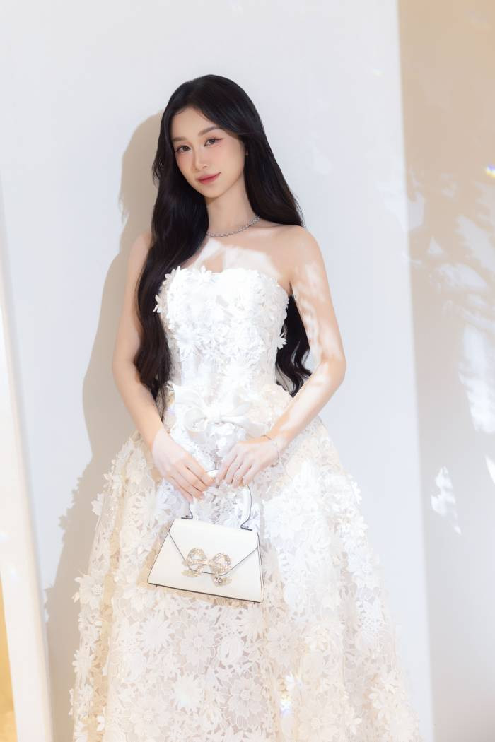 Jun Vũ toát lên vẻ nữ tính bằng bộ đầm ren quây ngực dáng công chúa Jun Vũ toát lên vẻ nữ tính bằng bộ đầm ren quây ngực dáng công chúa