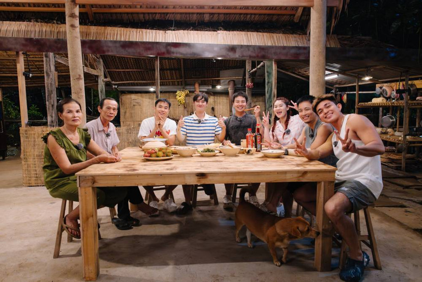 Cả &quot;Gia đình Haha&quot; ăn tối cùng gia đình cô chú Chín Cường