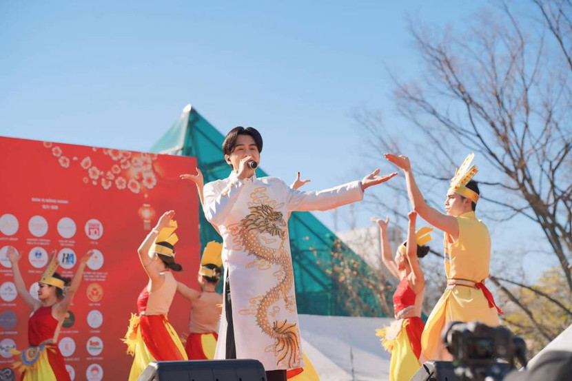 Giọng ca 7X hát &quot;Dòng máu lạc hồng&quot; trong chương trình