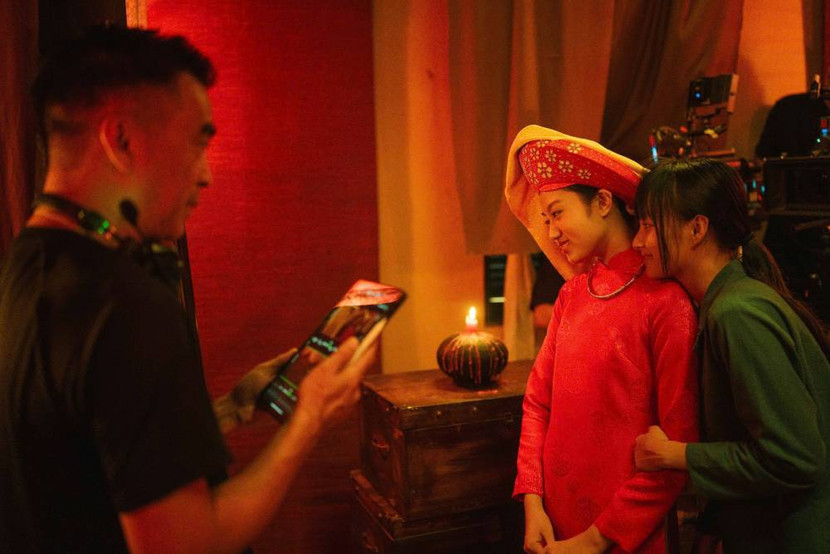 Đạo diễn Trần Trọng Dần và Mai Cát Vi trên trường quay