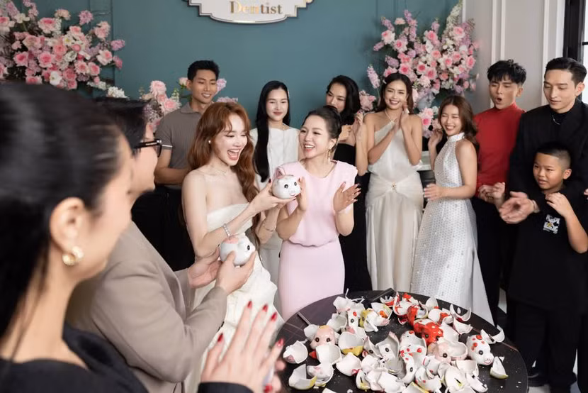 Nhã Phương hào hứng với trò "đập heo đất nhận lì xì"