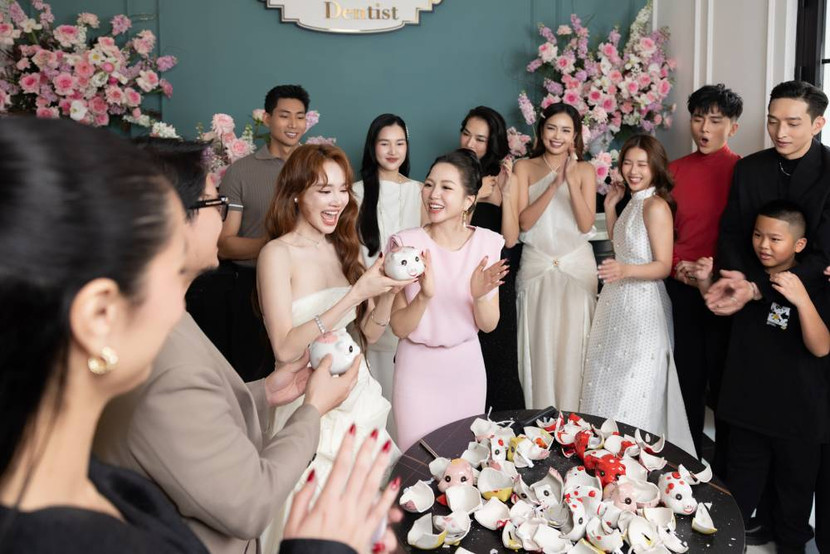 Nhã Phương hào hứng với trò "đập heo đất nhận lì xì"