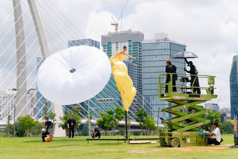 Giữa nắng gió gay gắt tại Công viên Sáng tạo – The Metropole Thủ Thiêm, các thí sinh phải tạo dáng trong những thiết kế nặng tới 10kg, kết hợp với phụ kiện cồ