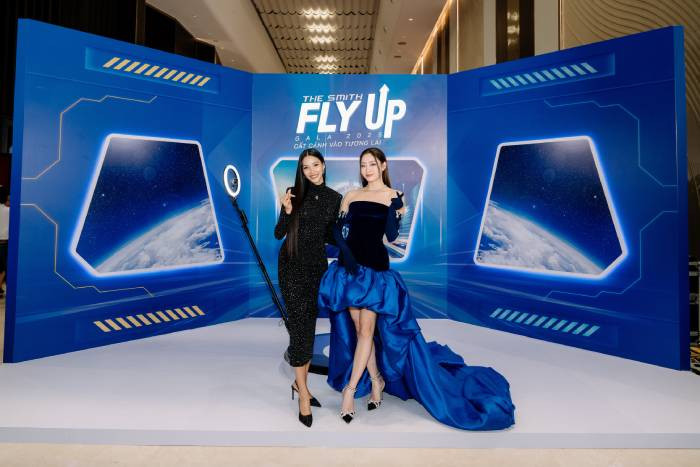 Hoa hậu Lương Thuỳ Linh và á hậu Hoàng Thuỳ đến chúc mừng "đàn anh"