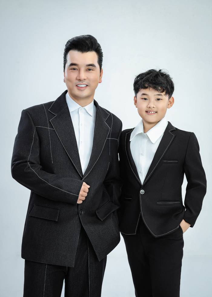 Ưng Hoàng Phúc và con trai thứ 2 - bé Quốc Minh - được nhận xét là bản sao của bố