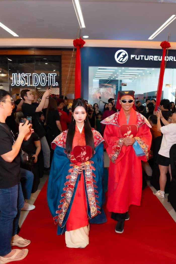 Cảnh rước dâu cổ hoành tráng tại sự kiện Cảnh rước dâu cổ hoành tráng tại sự kiện