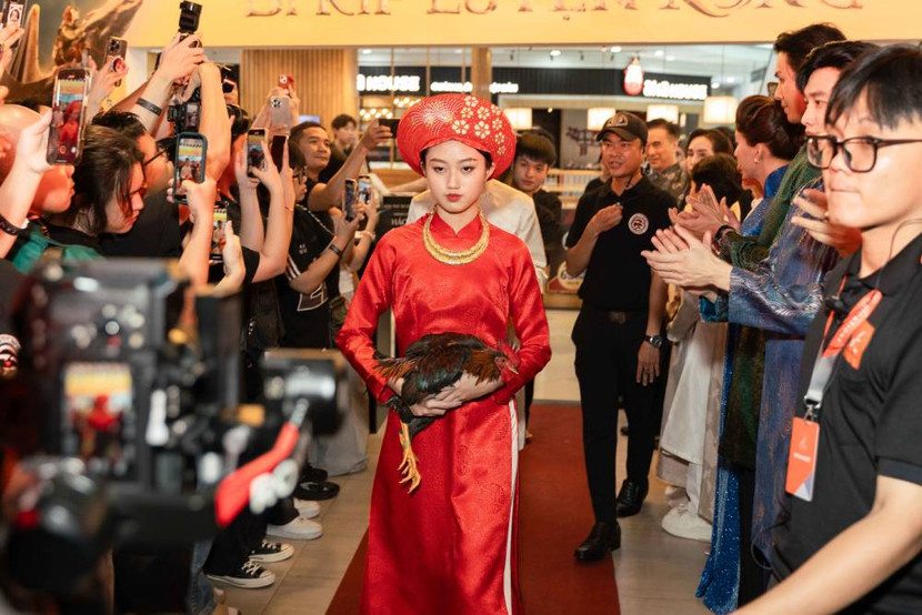 Cảnh đón dâu của Út Lan (Mai Cát Vi đóng) mở đầu cho sự kiện Cảnh đón dâu của Út Lan (Mai Cát Vi đóng) mở đầu cho sự kiện