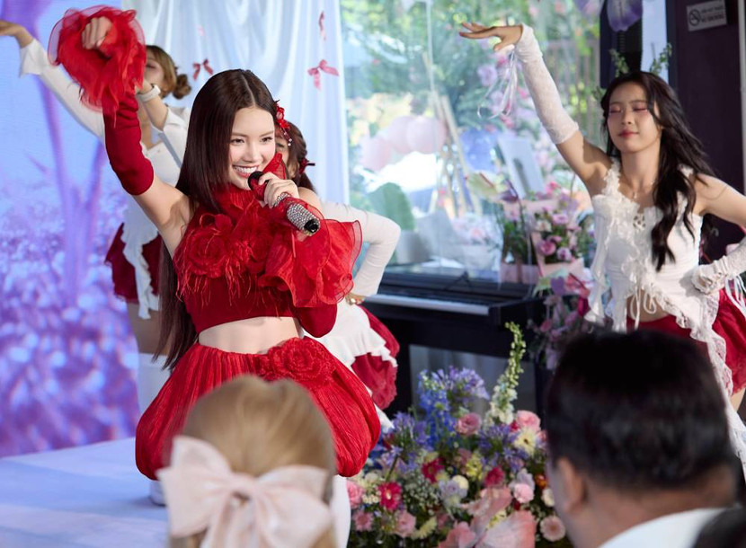 Đan Tiên thể hiện khả năng hát live, vũ đạo hoàn thiện cùng thần thái biểu diễn đầy cuốn hút Đan Tiên thể hiện khả năng hát live, vũ đạo hoàn thiện cùng thần thái biểu diễn đầy cuốn hút