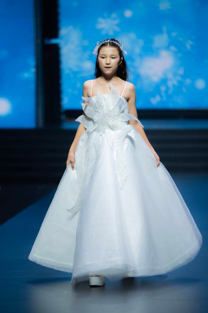 Emily Wagner sải bước trên sàn diễn Emily Wagner sải bước trên sàn diễn