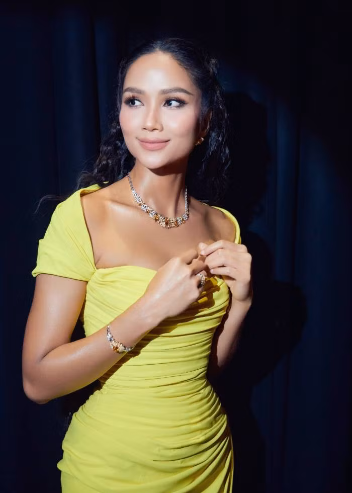 Hiện, H’Hen Niê tất bật với lịch trình công việc đầu năm và chuẩn bị cho Tết Ất Tỵ. Cô sẽ dành một tuần đi các tỉnh phía Bắc cho các hoạt động thiện nguyện và trở về quê nhà Đắk Lắk tổ chức hoạt động xuân yêu thương cho bà con