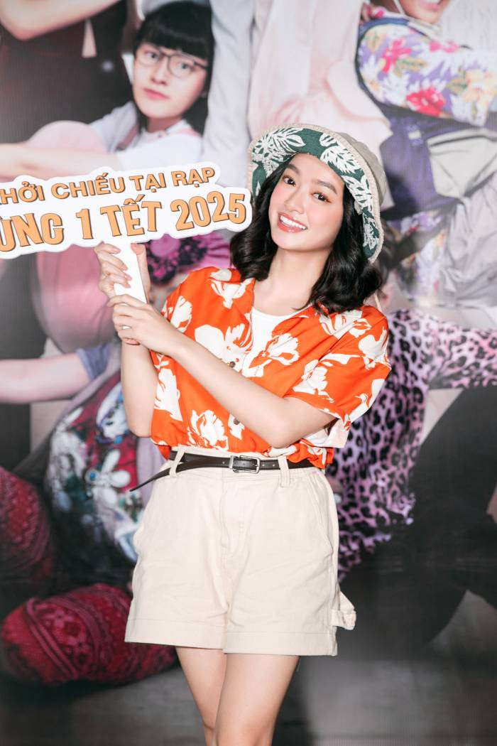 Diễn viên Kaity Nguyễn cosplay trong hình ảnh cậu 11 Trấn Thành trong phim "Bộ tứ báo thủ"