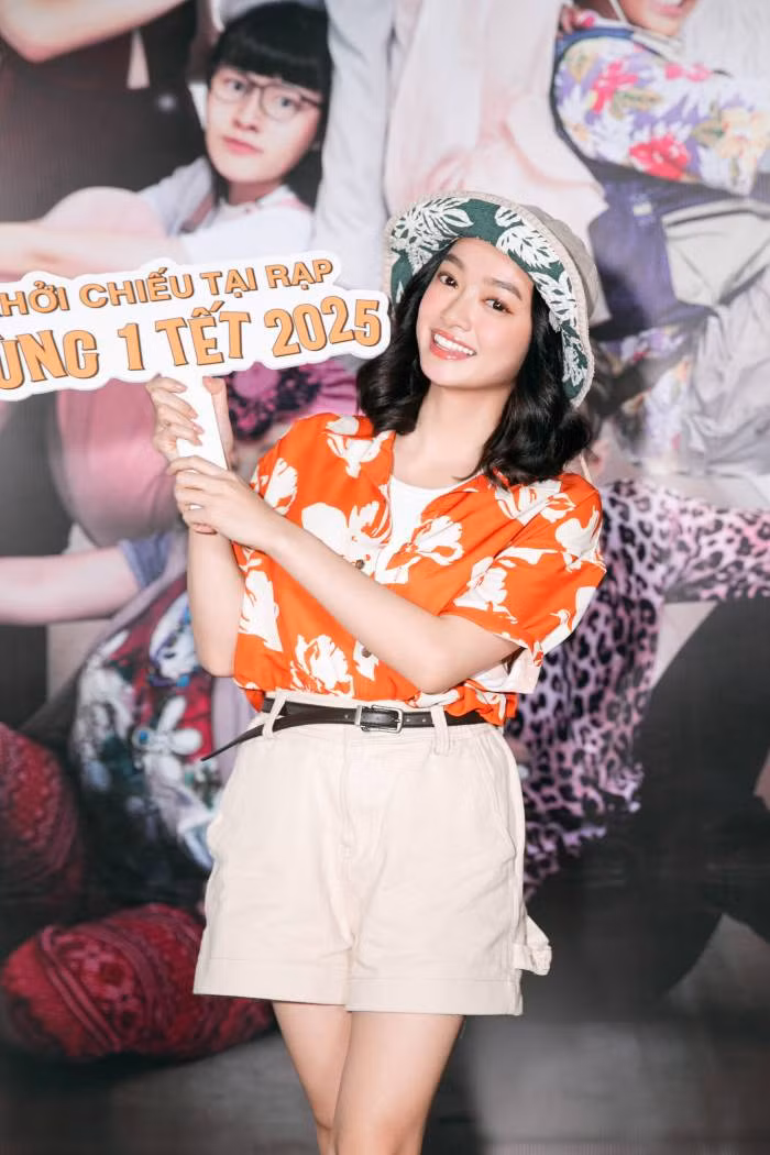 Diễn viên Kaity Nguyễn cosplay trong hình ảnh cậu 11 Trấn Thành trong phim "Bộ tứ báo thủ"