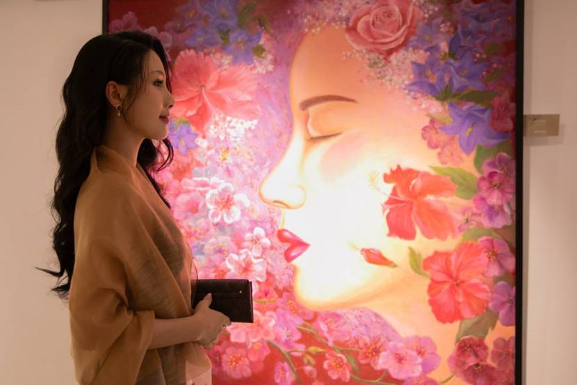 Khách tham dự sự kiện và tham quan triển lãm