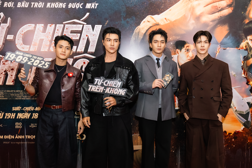 Dàn diễn viên của "Mưa đỏ" đến chúc mừng ekip "Tử chiến trên không" Dàn diễn viên của "Mưa đỏ" đến chúc mừng ekip "Tử chiến trên không"