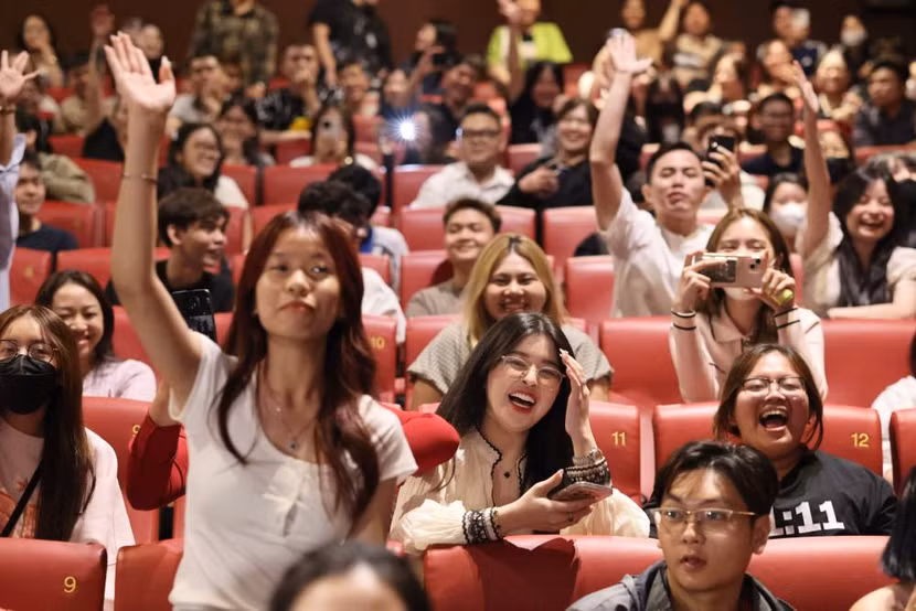 Đông đảo khán giả hào hứng giao lưu cùng ekip Đông đảo khán giả hào hứng giao lưu cùng ekip