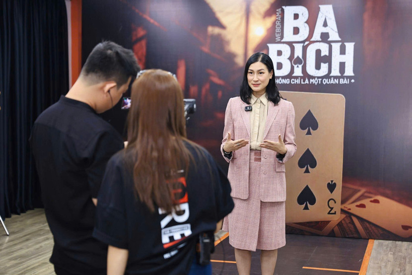 Diễn viên Kathy Uyên phóng vấn các ứng viên