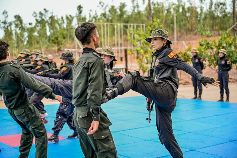 Hoa hậu Kỳ Duyên gân ấn tượng mạnh khi xuất hiện ở "Chiến sĩ quả cảm" Hoa hậu Kỳ Duyên gân ấn tượng mạnh khi xuất hiện ở "Chiến sĩ quả cảm"