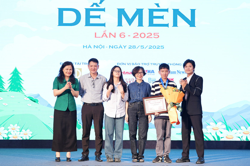 Phạm Hải Nguyên nhận giải Khát vọng Dế Mèn năm 2025