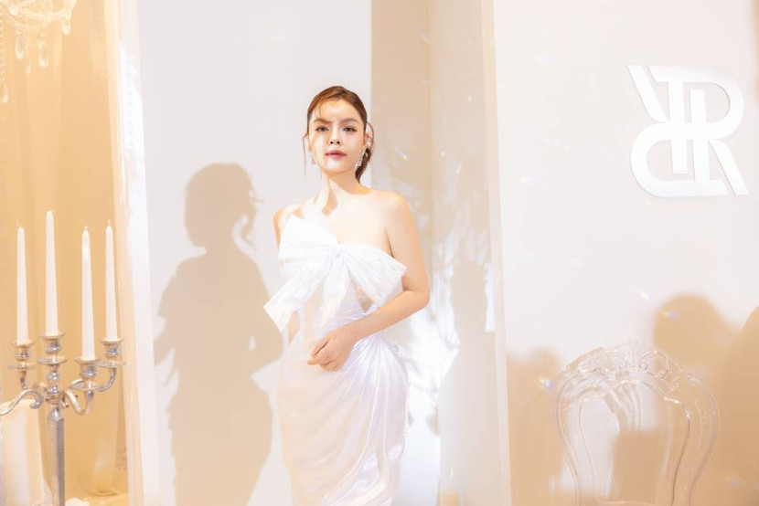 Phạm Quỳnh Anh diện đầm xếp nếp ở eo Phạm Quỳnh Anh diện đầm xếp nếp ở eo