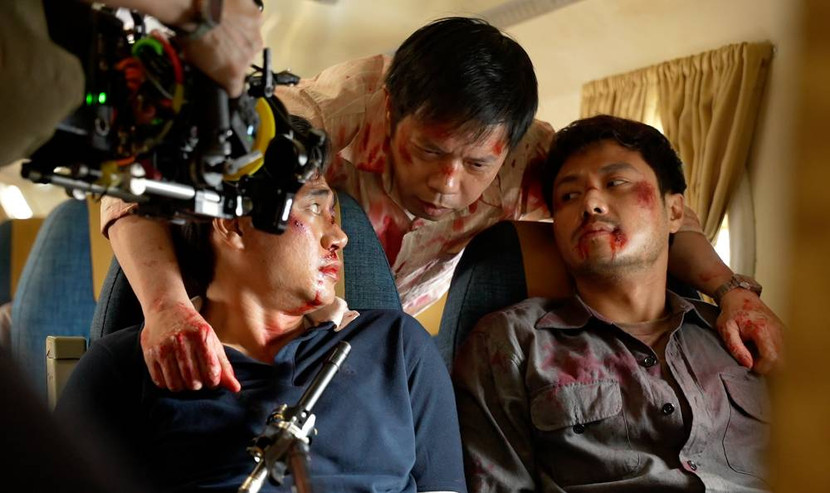 Thái Hoà và các diễn viên trong một cảnh quay Thái Hoà và các diễn viên trong một cảnh quay