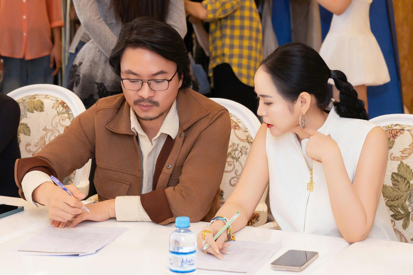 Đạo diễn Hoàng Nhật Nam và NTK Thanh Hương Bùi chuẩn bị kỹ càng cho đêm diễn