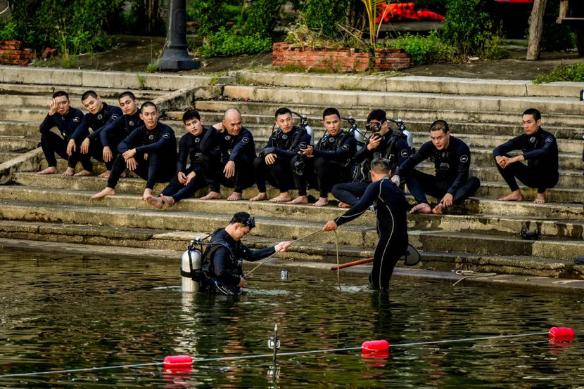 Các nghệ sĩ tập lặn trước khi thực chiến Các nghệ sĩ tập lặn trước khi thực chiến