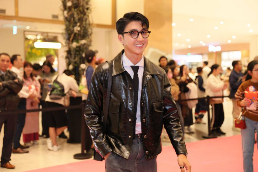 Diễn viên Bình An trẻ trung một mình đến chúc mừng Thanh Sơn và đoàn phim