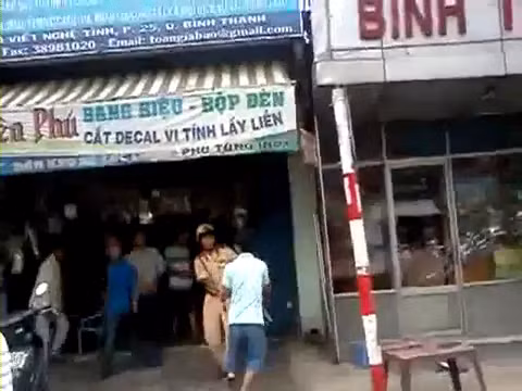 Đình chỉ công tác người tấn công CSGT giữa phố ảnh 1