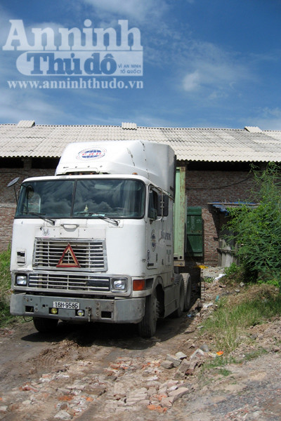Một xe container đang nhập hàng Da trâu, bò chất đống container