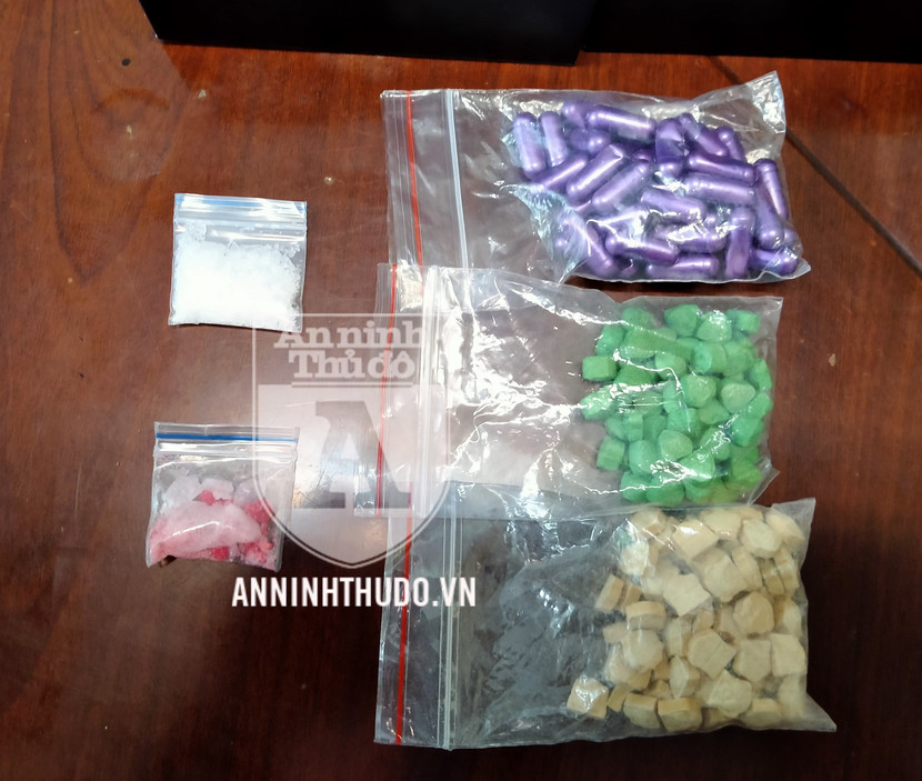 Các gói ma túy mà đối tượng vận chuyển, bị tổ Y24/141 phát hiện Các gói ma túy mà đối tượng vận chuyển, bị tổ Y24/141 phát hiện