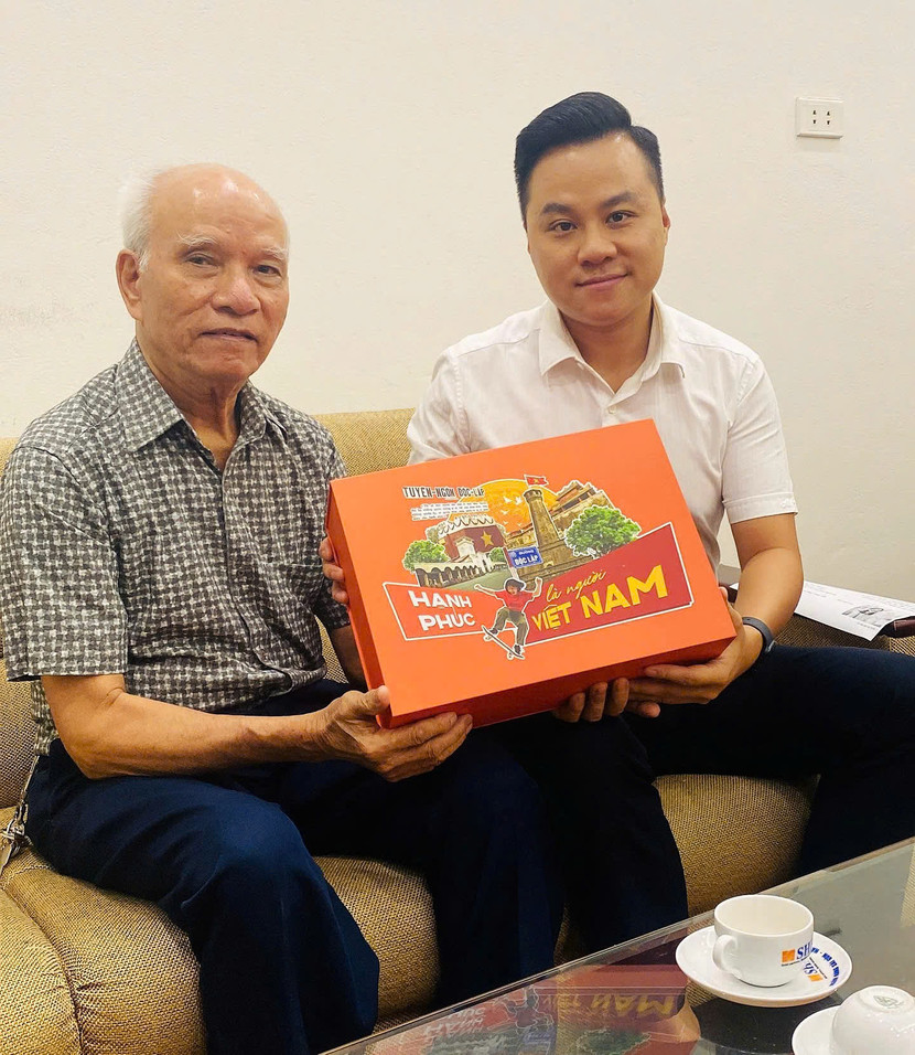 Đại diện chi nhánh SHB tới tận nhà tặng quà tri ân cho khách hàng sinh ngày 02/9/1945