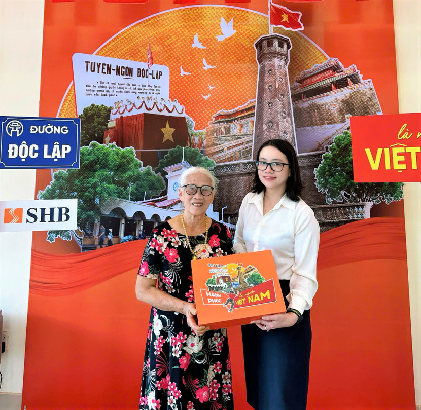 Bác Liên xúc động nhận trọn bộ quà tri ân từ cán bộ SHB Hà Tĩnh