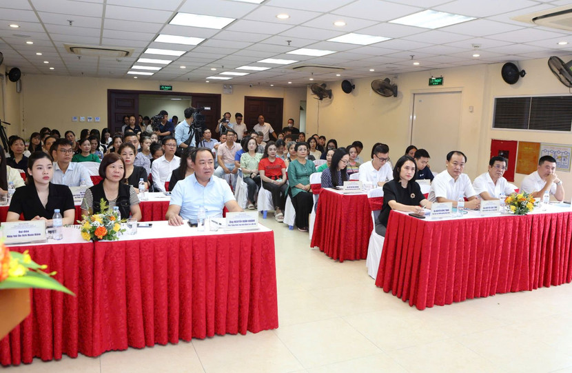 Tọa đàm thu hút sự tham gia của hơn 200 đại biểu gồm các cơ quan quản lý, đại diện doanh nghiệp, công ty công nghệ tài chính, ngân hàng và các tiểu thương, hộ cá thể và các DN nhỏ, siêu nhỏ trên địa bàn phường Hoàn Kiếm