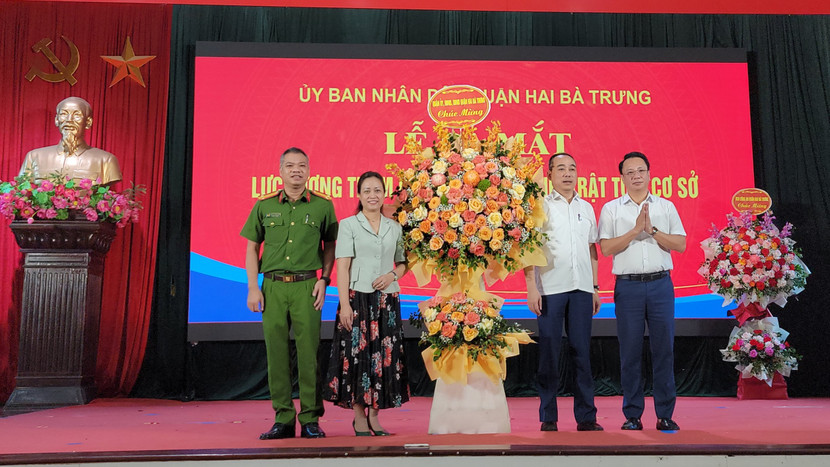 Lãnh đạo UBND quận, Công an quận Hai Bà Trưng và UBND phường, CAP Thanh Nhàn chúc mừng buổi lễ