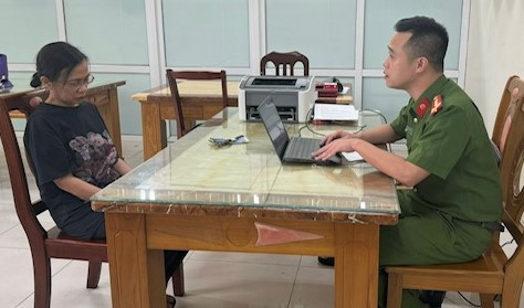 Cán bộ điều tra lấy lời khai đối với Lê Thị Hợi. Cán bộ điều tra lấy lời khai đối với Lê Thị Hợi.