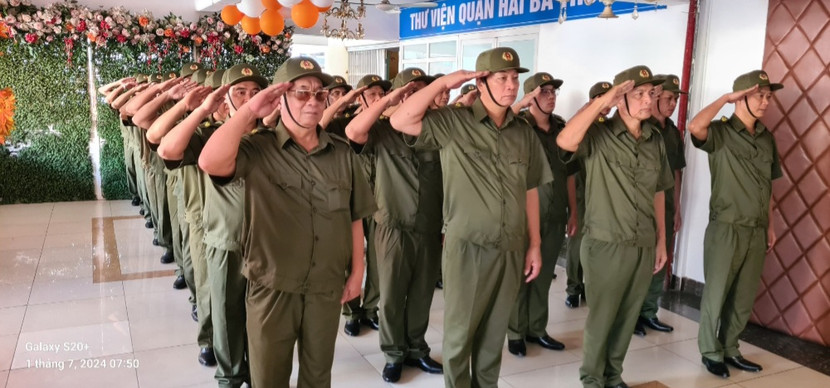 Thực hiện động tac chào tương đối bài bản