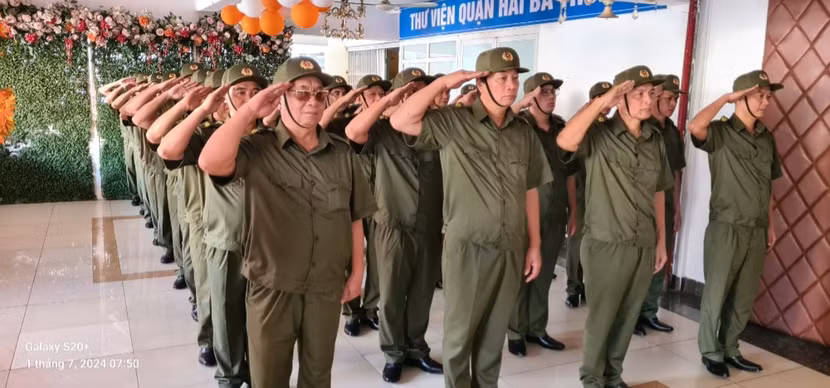 Thực hiện động tac chào tương đối bài bản