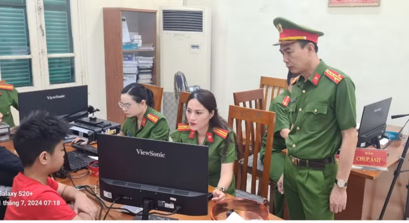 Đại tá Trương Văn Hồng - Trưởng CAQ Hai Bà Trưng chỉ đạo CBCS tại điểm cấp Thẻ Căn cước, sáng 1-7