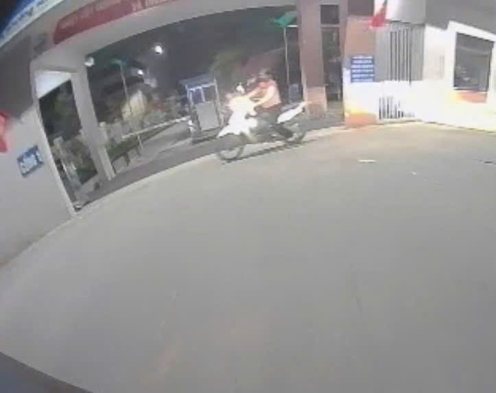 Người phụ nữ lái xe máy bỏ đi sau khi gây tai nạn nghiêm trọng ảnh 1