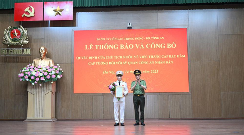 Thừa ủy quyền của Chủ tịch nước, Bộ trưởng Lương Tam Quang trao Quyết định của Chủ tịch nước về việc thăng cấp bậc hàm từ Thiếu tướng lên Trung tướng đối với Thứ trưởng Đặng Hồng Đức. Thừa ủy quyền của Chủ tịch nước, Bộ trưởng Lương Tam Quang trao Quyết định của Chủ tịch nước về việc thăng cấp bậc hàm từ Thiếu tướng lên Trung tướng đối với Thứ trưởng Đặng Hồng Đức.