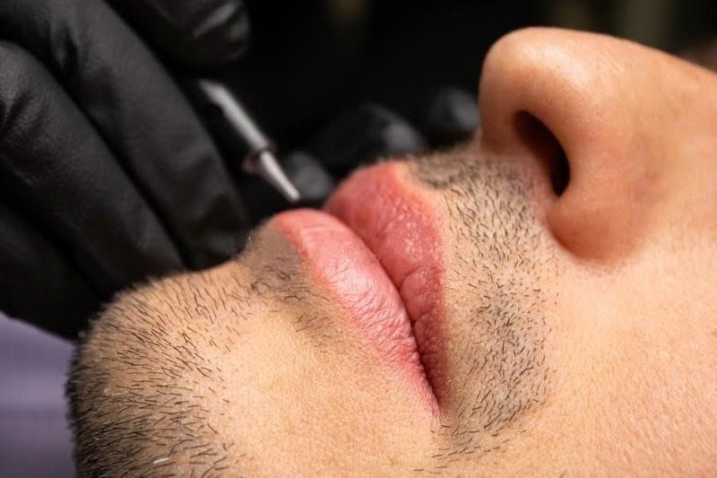 Phun môi nam là phương pháp đưa mực vào tầng thượng bì của môi nam giúp môi lên màu đẹp, nhưng vẫn giữ được nét đẹp nam tính Phun môi nam là phương pháp đưa mực vào tầng thượng bì của môi nam giúp môi lên màu đẹp, nhưng vẫn giữ được nét đẹp nam tính