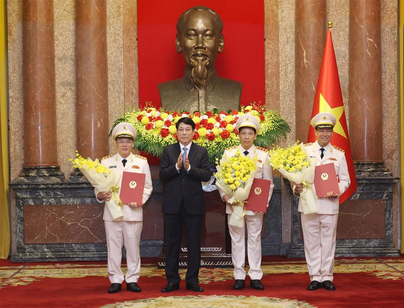 Trước đó, sáng cùng ngày, tại Phủ Chủ tịch, Chủ tịch nước Lương Cường đã trao Quyết định thăng cấp bậc hàm Thượng tướng đối với các đồng chí Thứ trưởng Bộ Công an Lê Tấn Tới, Lê Văn Tuyến, Nguyễn Văn Long. Trước đó, sáng cùng ngày, tại Phủ Chủ tịch, Chủ tịch nước Lương Cường đã trao Quyết định thăng cấp bậc hàm Thượng tướng đối với các đồng chí Thứ trưởng Bộ Công an Lê Tấn Tới, Lê Văn Tuyến, Nguyễn Văn Long.