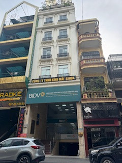 Tầng 4 của ngôi nhà màu sáng được thuê làm "tổng kho" Tầng 4 của ngôi nhà màu sáng được thuê làm "tổng kho"