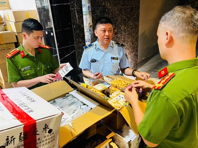 Lực lượng liên ngành kiểm đếm số hàng bị thu giữ