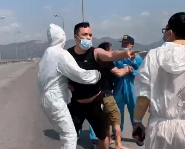 Lực lượng tại chốt đã khống chế 2 đối tượng và bàn giao cho Công an thị xã Đông Triều xử lý