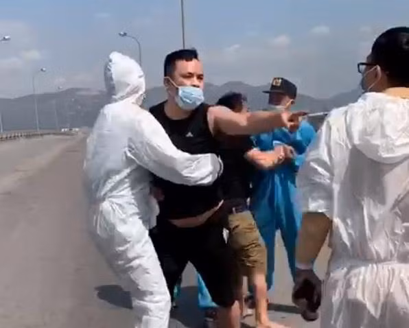 Lực lượng tại chốt đã khống chế 2 đối tượng và bàn giao cho Công an thị xã Đông Triều xử lý