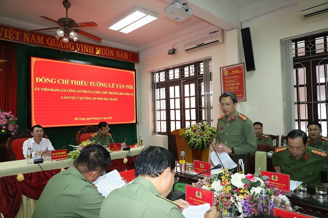 Thượng tá Nguyễn Quốc Toản, Giám đốc Công an tỉnh Bắc Giang báo cáo tóm tắt tình hình, kết quả công tác đảm bảo ANTT với đồng chí Thứ trưởng