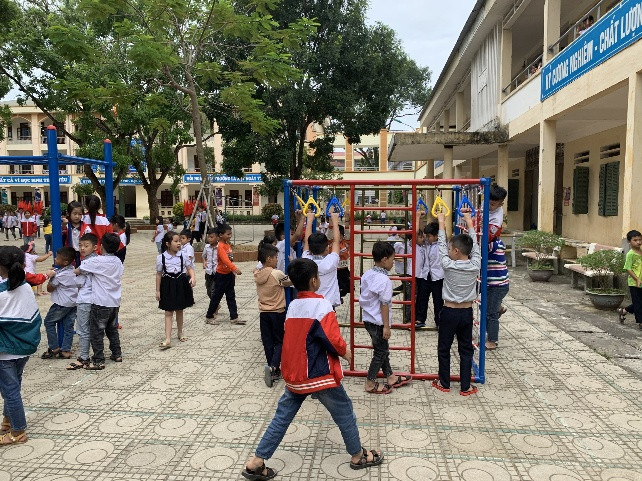 Với các em học sinh, đây là lần đầu tiên được tiếp xúc với mô hình sân chơi như các bạn ở thành phố