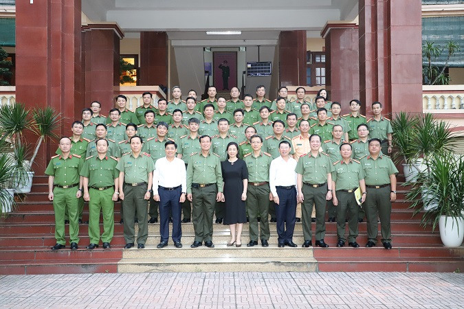 Đoàn công tác Bộ Công an chụp ảnh lưu niệm cùng lãnh đạo UBND và Công an tỉnh Bắc Giang